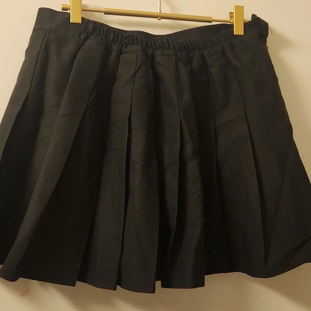 Classic Black Pleated Skirt 16/18